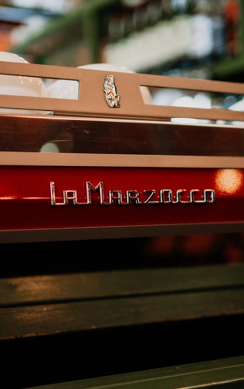 Профессиональная кофемашина La Marzocco в Adriano Coffee